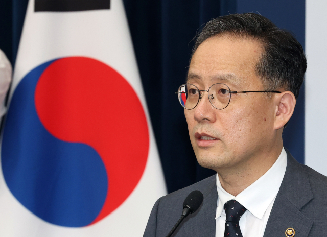 글로벌 투자은행(IB)은 최근 정부의 세제 개편안에 대해 잇달아 부정적인 의견을 내놨다. 이형일 기획재정부 1차관이 지난달 29일 정부세종청사 민원동 브리핑실에서 2025 세제 개편안 상세 브리핑을 하고 있다. 연합뉴스