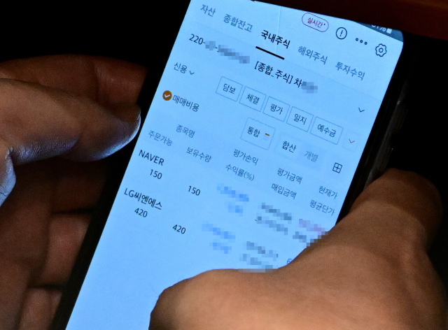 국회 법제사법위원회 위원장을 맡고 있는 이춘석 의원이 지난해 8월 4일 서울 여의도 국회에서 열린 본회의에서 타인 명의로 개설된 주식 계좌를 확인하고 있다. 이 의원의 휴대전화 속 주식 계좌의 주인은 차ㅇㅇ으로 이 의원을 국회 사무총장때부터 보좌해온 인물이다. 사진은 더팩트 제공