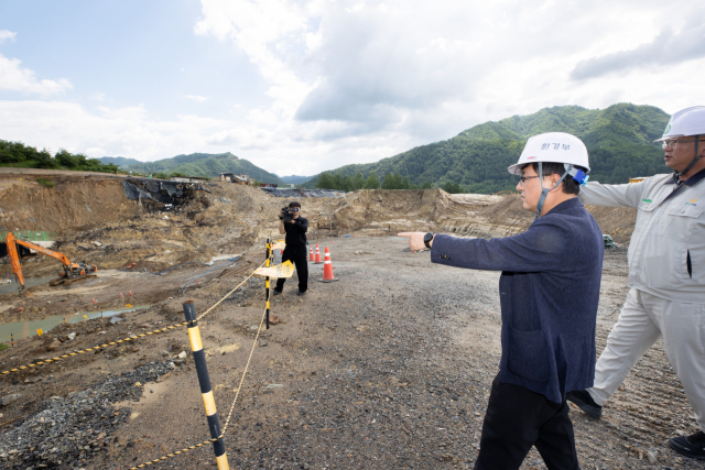 김성환 환경부 장관이 지난 8월 경북 봉화군 영풍 석포제련소를 방문해 환경관리 현황에 대해 듣고 있다. 연합뉴스
