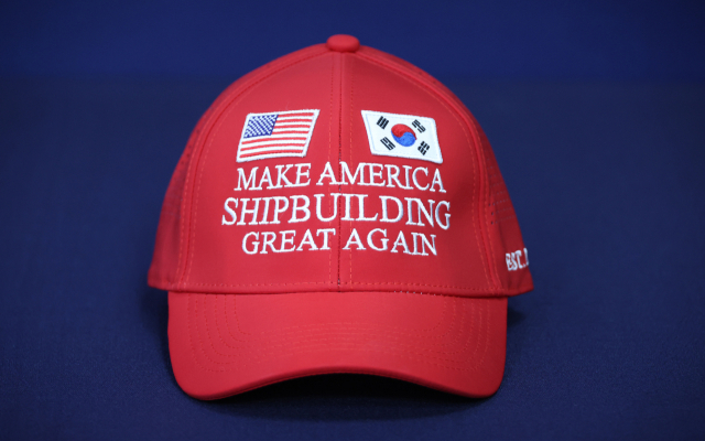 대통령실이 지난 3일 공개한 '마스가'(MASGA·Make American Shipbuilding Great Again) 모자. '마스가'는 이번 한미관세협상 때 조선 분야 협력 내용을 압축적으로 전달하기 위해 산업통상자원부가 만든 슬로건으로 한국협상단은 이 모자와 대형 패널 등을 준비했다. 연합뉴스