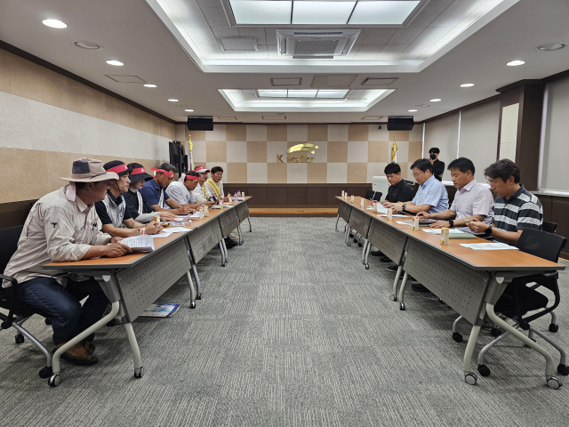 범대책위원회는 수자원공사에 오는 14일까지 쓰레기 대책 마련과 보상 계획 등 요구 사항에 대한 답변을 달라고 요청했다. 김현우 기자
