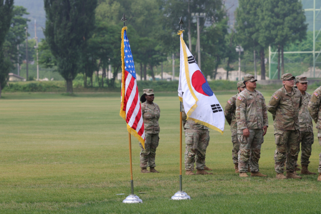 지난 6월 18일 오전 경기도 동두천시 캠프 케이시에서 열린 주한미군 순환배치 여단 임무교대식에서 태극기와 성조기가 나란히 놓여 있다. 연합뉴스