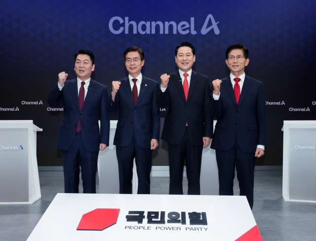 지난 10일 서울 광화문 채널A스튜디오에서 국민의힘 8·22 전당대회 첫 방송토론회에 앞서 안철수(왼쪽부터), 조경태, 장동혁, 김문수 당대표 후보가 기념촬영을 하고 있다. 연합뉴스