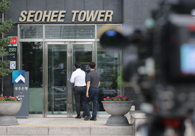 11일 김건희 여사의 의혹들을 수사하는 민중기 특별검사팀이 '나토 목걸이 의혹'과 관련해 압수수색 중인 서울 서초구 양재동 서희건설 사옥 모습. 연합뉴스