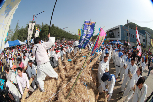 경남 의령군 전통 민속놀이 ‘의령큰줄땡기기’ 행사가 1년 연기돼 2027년 열린다. 의령군민들이 2017년 진행된 ‘의령큰줄땡기기’에 참여해 큰 줄을 당기고 있는 모습. 의령군 제공
