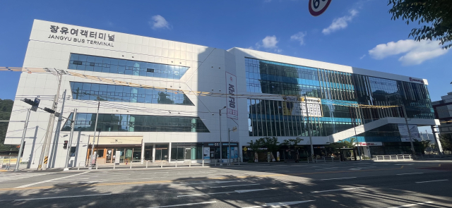 2년 전 준공된 경남 김해시 무계동의 장유여객터미널이 기부채납을 둘러싼 김해시와 시행사 측의 이견으로 아직 개장을 하지 못하고 있다. 이경민 기자