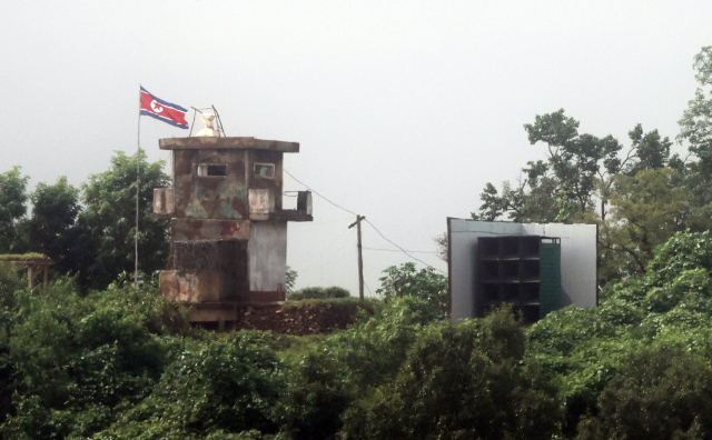 2025년 8월 14일 경기도 파주시 접경지역에서 바라본 북한군 초소 모습. 초소 옆에는 대남 확성기가 설치돼 있다. 연합뉴스