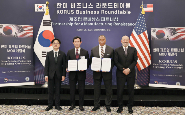 고려아연과 록히드마틴이 지난 8월 게르마늄 공급·구매와 핵심광물 공급망 협력을 위한 양해각서(MOU)를 체결했다. 사진은 김정관 산업통상자원부 장관, 최윤범 고려아연 회장, 마이클 윌리엄슨 록히드마틴 인터내셔널 사장, 하워드 러트닉 미국 상무부 장관(왼쪽부터) MOU 체결 후 기념촬영을 하고 있다. 고려아연 제공