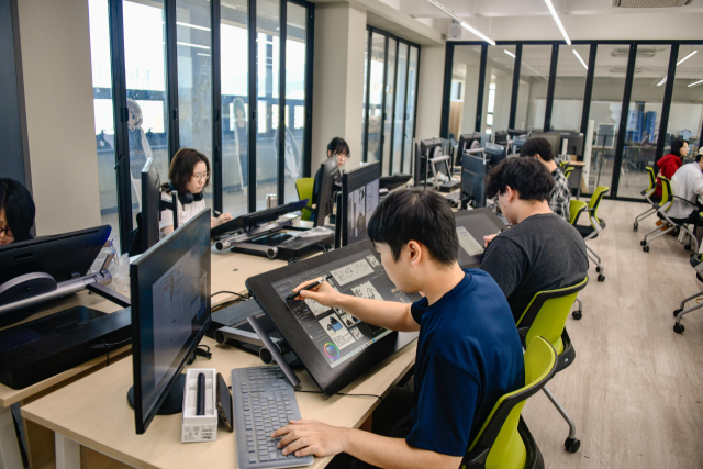 부산경상대학교 학생들이 제3스마트실습실에서 라이즈(RISE) 특성화학과 AI 웹툰애니계열의 ‘움직이는 이모티콘’ 제작 수업을 듣고 있다. 부산경상대 제공