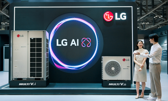 LG전자 모델이 시스템에어컨 ‘멀티브이 아이’와 ‘멀티브이 에스’를 소개하고 있다.LG전자 제공