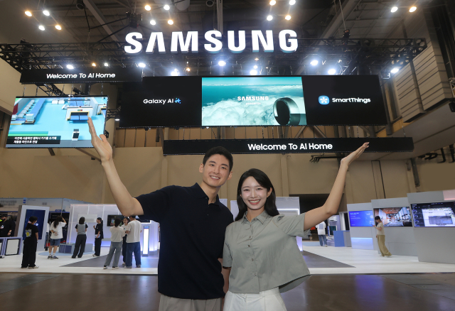 삼성전자 모델이 ‘기후산업국제박람회(WCE) 2025’가 열리는 부산 벡스코 내 삼성전자 전시관을 소개하고 있다. 삼성전자 제공