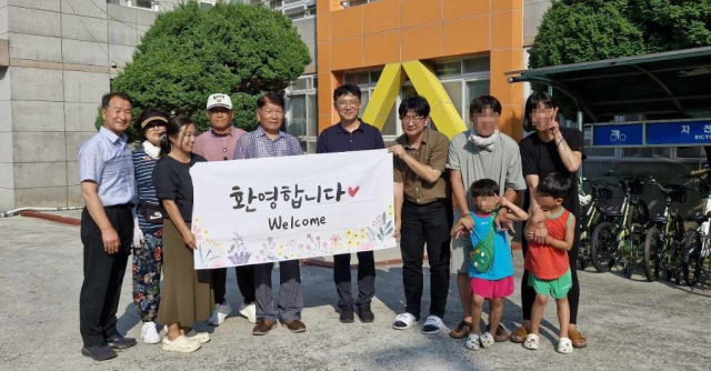 통영시가 학생 수 감소로 폐교 위기에 처한 욕지초·중학교를 위해 추진한 ‘욕지도 자녀동반 전입세대를 위한 빈집 리모델링 등 주거지원 사업’ 첫 수혜 가족 정식 입주 모습. 부산일보DB
