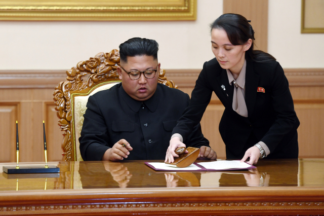 김정은 국무위원장이 2018년 9월 19일 평양 백화원 영빈관에서 열린 평양공동선언 합의문에 서명하고 있다. 오른쪽은 김여정 노동당 제1부부장. 당시 김 국무위원장은 몽블랑 만년필을 사용해 합의서에 서명한 것으로 알려지고 있다. 연합뉴스