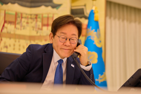 [속보] 이 대통령 지지율 57.6%로 상승 전환…미일 '순방 효과'