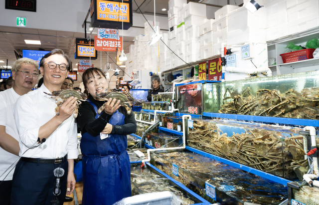 전재수(오른쪽 두번째) 해양수산부 장관은 29일 서울 노량진수산시장을 찾아 수산물 물가를 점검하고, 수협중앙회장·지역별 조합장 협의회장을 만나 간담회를 가졌다. 해수부 제공