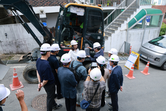 한국가스안전공사 서원석 안전관리이사(오른쪽)가 실시간 위치기반 굴착공사 안전정보 플랫폼을 시연하고 있다. 가스안전공사 제공