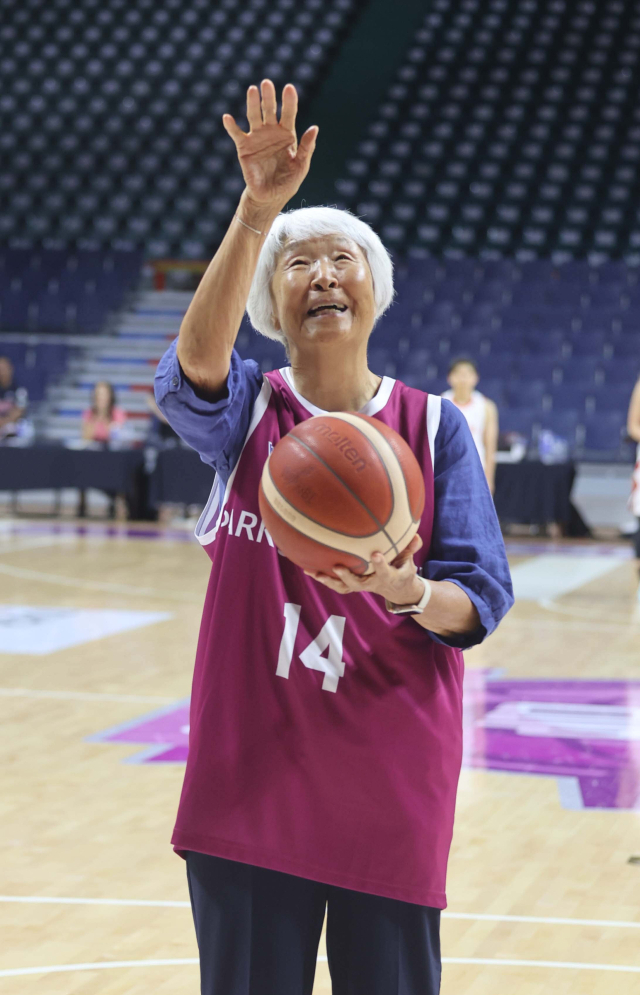 지난달 30일 부산 사직실내체육관에서 개최된 2025 박신자컵 대회 개막식에서 박신자 여사가 시투를 하고 있다. 이재찬 기자 chan@