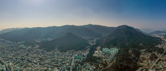 부산 금정산 전경. 부산일보DB