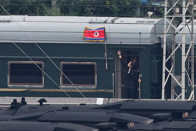 김정은 북한 국무위원장이 탑승한 것으로 추정되는 열차가 2일 오후 중국 베이징역 인근을 지나가고 있다. 김 위원장의 이번 방중은 5번째로, 중국 전승절 80주년 열병식 참석차 이뤄졌다. 로이터연합뉴스