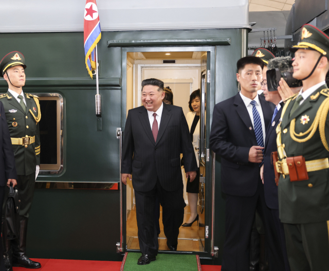 2일 중국 베이징에 도착한 김정은 북한 국무위원장. 사진은 신화통신. 연합뉴스