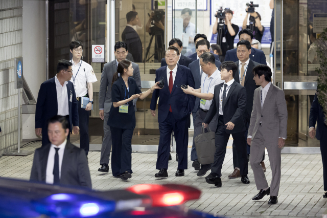 12.3 비상계엄 사태 관련 내란 혐의를 받는 윤석열 전 대통령이 지난 7월 9일 서울 서초구 서울중앙지방법원에서 구속 전 피의자 심문(영장실질심사)을 마치고 대기 장소인 서울구치소로 이동하고 있다. 연합뉴스