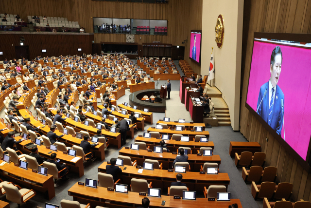 더불어민주당 정청래 대표가 9일 서울 여의도 국회에서 열린 본회의에서 교섭단체 대표 연설을 하고 있다. 연합뉴스