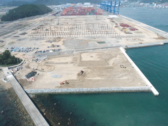 부산항 신항 서컨테이너부두 남쪽에 마련된 케이슨 제작장. 부산항건설사무소 제공