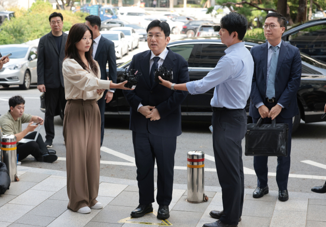 기업공개(IPO)를 앞두고 투자자들을 속여 지분을 팔게 한 의혹을 받는 방시혁 하이브 의장이 2025년 9월 15일 서울 마포구 서울경찰청 금융범죄수사대에 피의자 신분으로 출석하며 취재진 질문에 답하고 있다. 연합뉴스