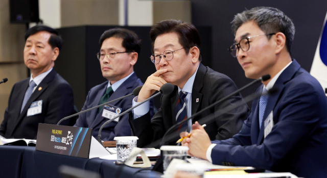 이재명 대통령이 15일 서울 성북구 한국과학기술연구원(KIST)에서 열린 제1차 핵심규제 합리화 전략회의에서 참석자 발언을 경청하고 있다. 왼쪽부터 구윤철 경제부총리, 하성용 중부대학교 교수, 이재명 대통령, 최경진 가천대학교 교수. 연합뉴스