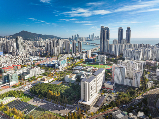 해양·수산 특화 인재 양성 대학교인 부산 영도구 국립한국해양대학교(위)와 국립부경대학교 대연캠퍼스 전경. 부산일보DB