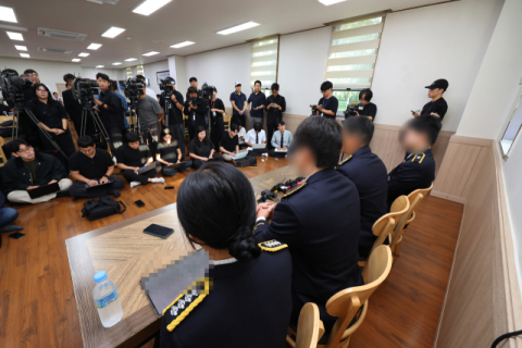 홀로 구조 나선 30대 해경 사망에 해경청장 ‘사의’