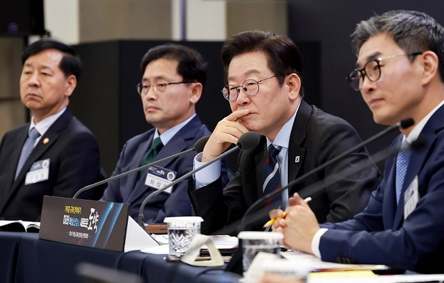 이재명 대통령이 15일 서울 한국과학기술연구원(KIST)에서 열린 제1차 핵심규제 합리화 전략회의에서 참석자 발언을 듣고 있다. 대통령실통신사진기자단