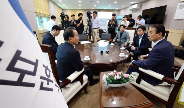 15일 서울 용산구 국가보훈부 서울지방보훈청을 방문한 더불어민주당 정무위원회 의원들이 권오을 국가보훈부 장관과 면담하며 김형석 독립기념관장에 대한 감사를 촉구하고 있다. 왼쪽부터 시계반대방향으로 민주당 이정문, 강준현 의원, 권 장관, 김용만, 이강일 의원. 연합뉴스