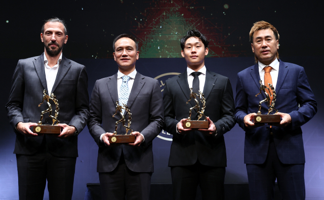 데얀, 김주성, 고 유상철 감독 아들 유선우 씨, 김병지(왼쪽부터)가 16일 서울 아산정책연구원에서 열린 2025 K리그 명예의 전당 헌액식에서 헌액자들이 기념 촬영을 하고 있다. 연합뉴스