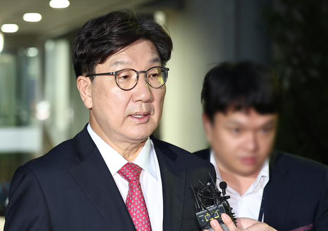 윤석열 정부와 통일교 간 '정교 유착'의 발단으로 지목된 국민의힘 권성동 의원이 16일 서울 서초구 서울중앙지법에서 열린 구속 전 피의자 심문(영장실질심사)을 마친 뒤 대기 장소인 서울구치소로 향하고 있다. 연합뉴스