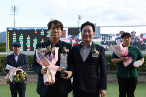 우승한 최상일(왼쪽) 마주와 김형찬(오른쪽) 부산 강서구청장이 기념촬영을 하고 있다.