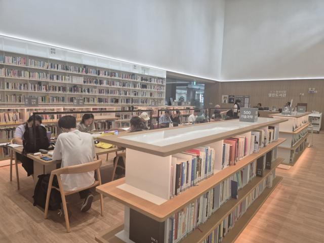 지난해 28만여 명이 찾은 부산 연제구 부산시청열린도서관의 장서 수는 3만 여권에 불과해 원하는 책을 찾기는 ‘하늘의 별 따기’다. 17일 부산시청열린도서관을 이용하는 시민들. 김동우 기자