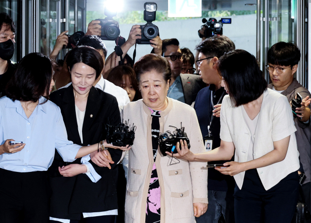 한학자 통일교 총재가 9월 17일 서울 종로구 KT광화문빌딩에 마련된 김건희 여사의 의혹을 수사하는 민중기 특별검사팀 사무실에 자진 출석하고 있다. 연합뉴스