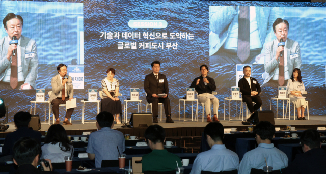 ‘2025 스케일업 부산 컨퍼런스’의 세 번째 세션에서 패널들이 기술과 데이터 혁신으로 도약하는 글로벌 커피도시 부산을 주제로 토론하고 있다. 김종진 기자