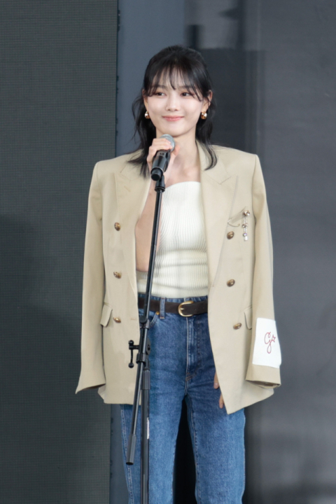 배우 김유정이 19일 오후 부산 해운대구 영화의전당 야외무대에서 열린 ‘친애하는 X’ 무대인사에 참석해 질문에 답하고 있다. 이지원 인턴기자