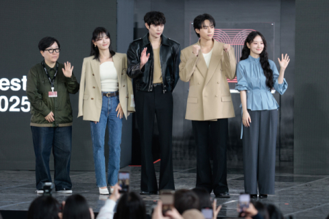 배우 김유정(왼쪽에서 두번째)이 19일 오후 부산 해운대구 영화의전당 야외무대에서 열린 ‘친애하는 X’ 무대인사에 참석해 관객에게 인사하고 있다. 이지원 인턴기자