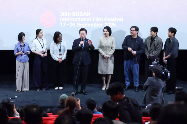 이재명 대통령이 20일 부산 해운대구 영화의전당에서 부산국제영화제 공식상영작 '극장의 시간들' 관람 후 감독, 배우들과 무대에 올라 발언하고 있다. 연합뉴스