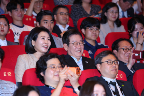 이재명 대통령과 김혜경 여사가 20일 부산 해운대구 영화의전당에서 열린 부산국제영화제 공식상영작 '극장의 시간들' 관객과의 대화에 참석해 있다. 연합뉴스