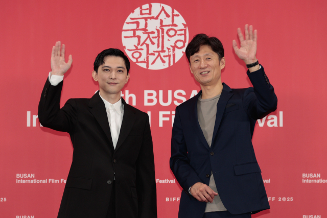 21일 오전 부산 해운대구 영화의전당에서 열린 BIFF 갈라 프레젠테이션 기자회견에서 일본 영화 ‘국보’의 이상일(오른쪽) 감독과 배우 요시자와 료가 손을 흔들고 있다. 이지원 인턴기자