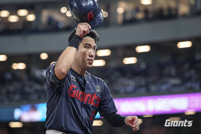 롯데 자이언츠 ‘캡틴’ 전준우가 지난 19일 창원NC파크에서 열린 NC 다이노스전에서 선발 복귀를 알리는 3점 홈런을 때리며 팬들에게 인사를 하고 있다. 롯데 자이언츠 제공