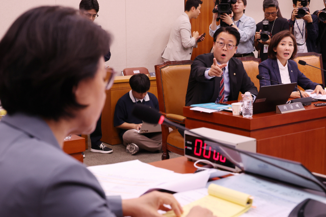 24일 서울 여의도 국회에서 열린 법제사법위원회 전체회의에서 국민의힘 곽규택 의원이 더불어민주당 소속 추미애 위원장을 향해 발언하고 있다. 연합뉴스