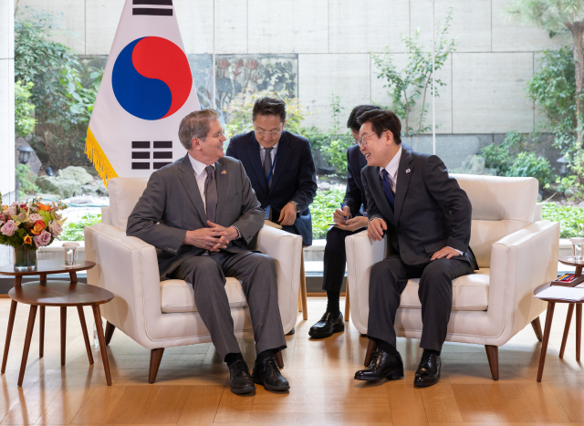 이재명 대통령이 24일(현지시간) 미국 뉴욕 주유엔대한민국대표부에서 스콧 베선트 미국 재무장관을 접견하고 있다. [공동취재] 연합뉴스