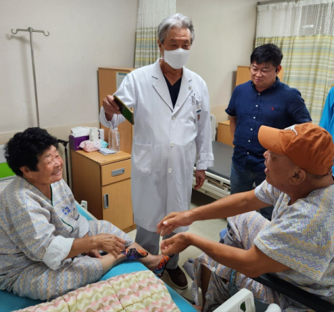 “인공관절 양보해준 한국환자 고마워요”