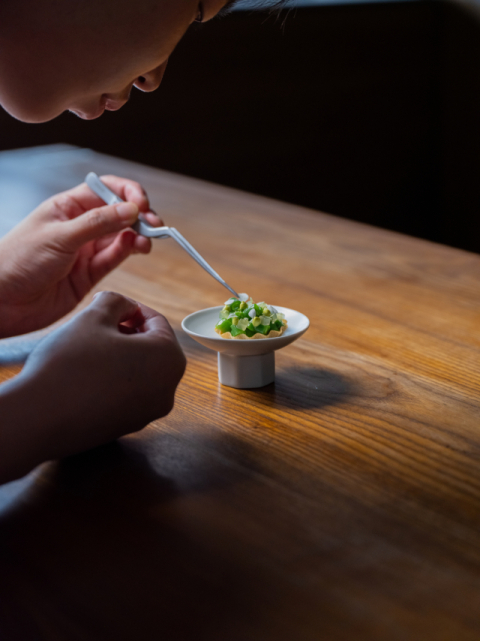 ‘율링’ 김성주 헤드셰프가 정성껏 플레이팅하고 있다.