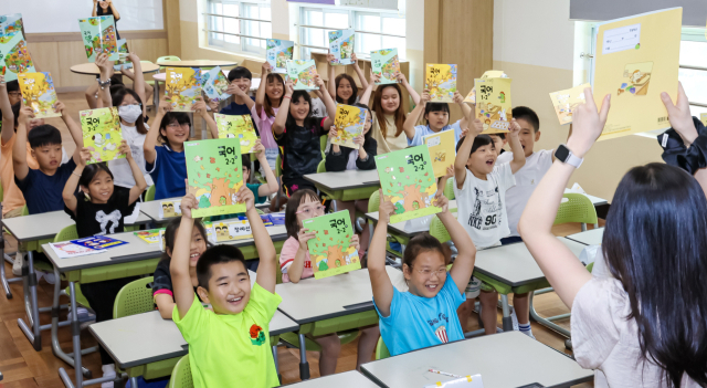부산 지역 초등학생 수가 2030년이면 9만 명대로 떨어질 것으로 전망된다. 2025학년도 2학기 개학식이 열린 지난 8월 11일 부산 사상구 모동초등학교에서 학생들이 새로 받은 2학기 교과서를 들어보이고 있다. 김종진 기자 kjj1761@
